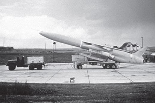 Транспортировка мобильной пусковой установки ракеты
SM-62 Snark к месту пуска